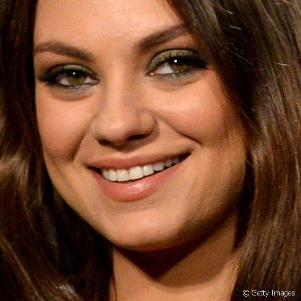 Gr?vida, Mila Kunis optou pela sombra esverdeada para dar ainda mais destaque aos belos olhos